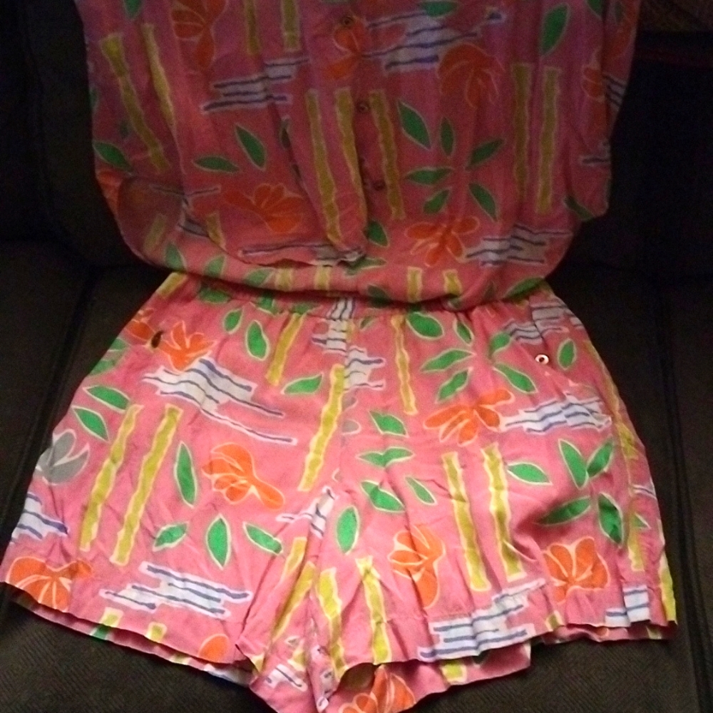 80s vintage Liz Sport, short set. Super cute iridescent buttons. Excellent shape